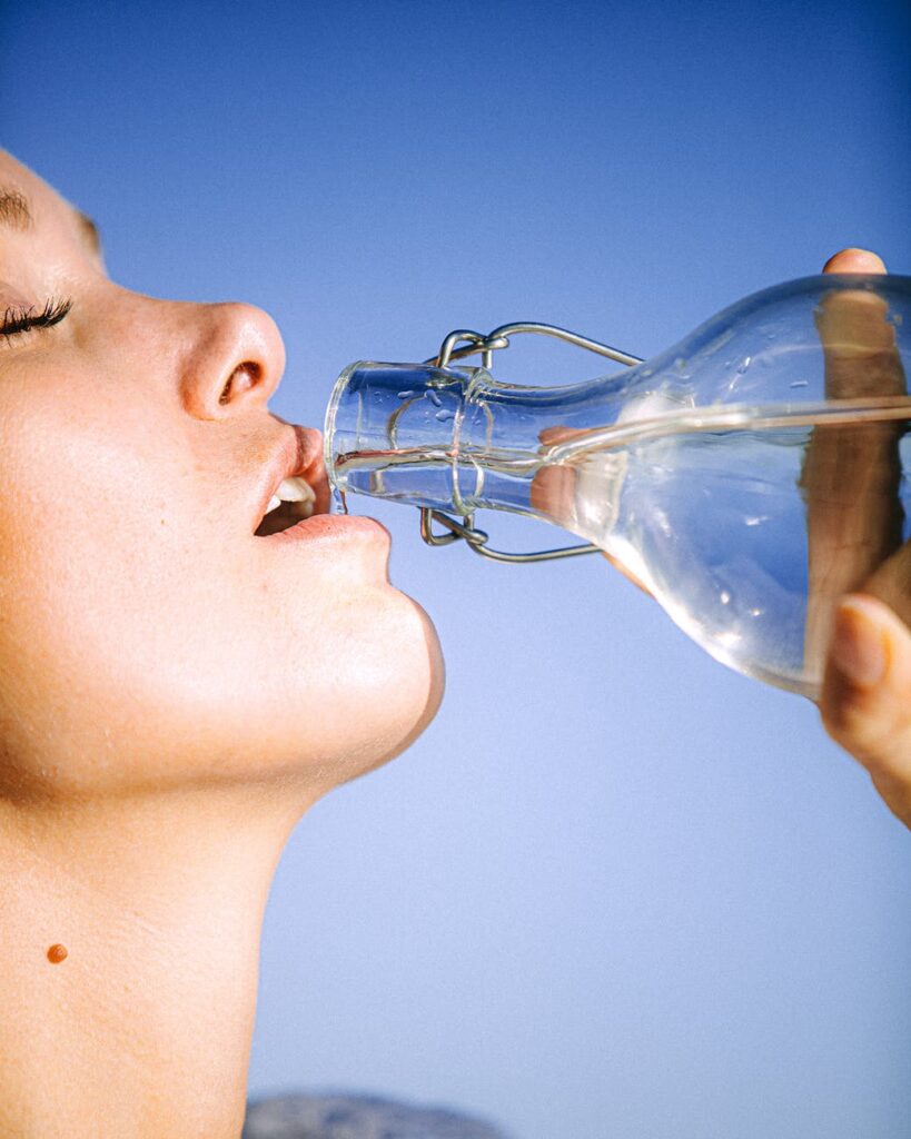 Bebe dos litros de agua diarios