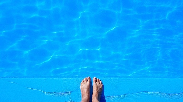 pie de atleta contagia descalza piscina