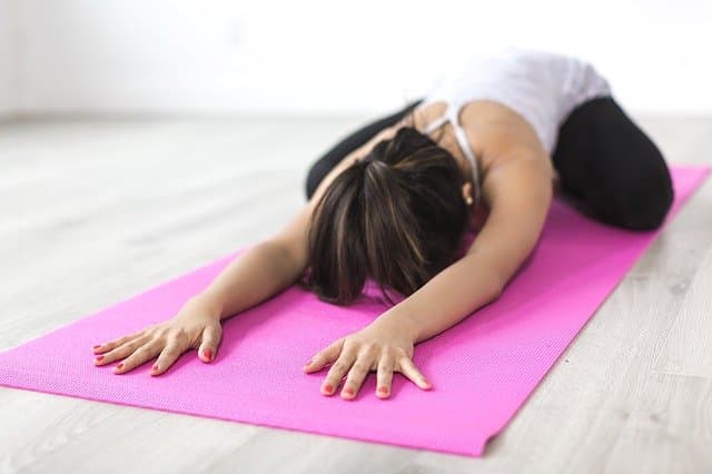 con el yoga se calma el dolor en las articulaciones