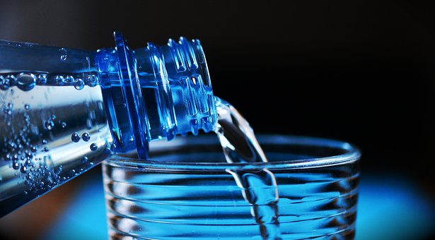 Bebe 2 litros de agua al día