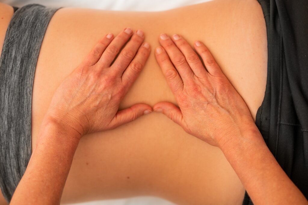Los masajes te ayudarán a prevenir la retención de líquidos