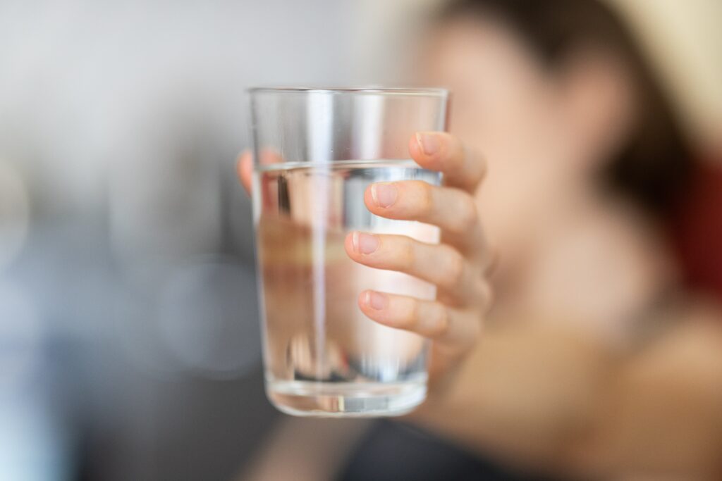 Beu aigua per evitar la retenció de líquids