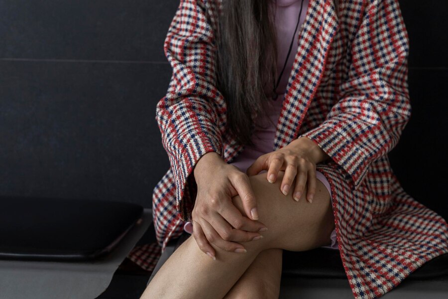 Una mujer se masajea la pierna
